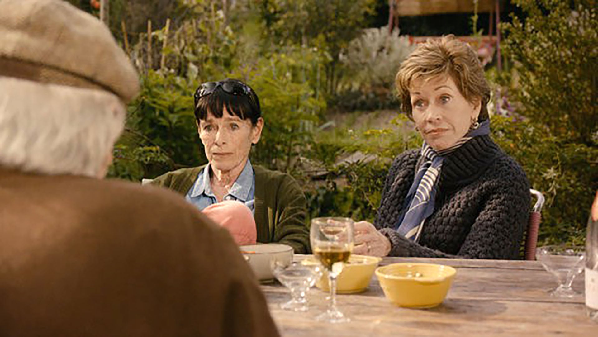 ¿Puede la amistad ayudar a superar todos los inconvenientes de la convivencia entre adultos mayores? Geraldine Chaplin y Jaen Fonda, en una escena de