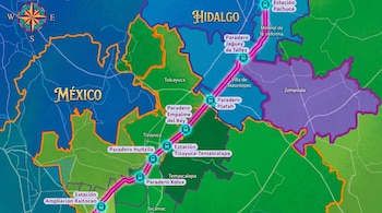 Mapa colorido de los estados de México e Hidalgo con una ruta de transporte en magenta que incluye estaciones y paraderos, como Pachuca y Ampliación Xaltocan.