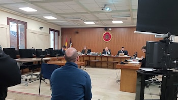 Un hombre niega en la