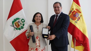 Embajada del Perú en España reconoce aportes de Esther Cruces Blanco al patrimonio documental peruano