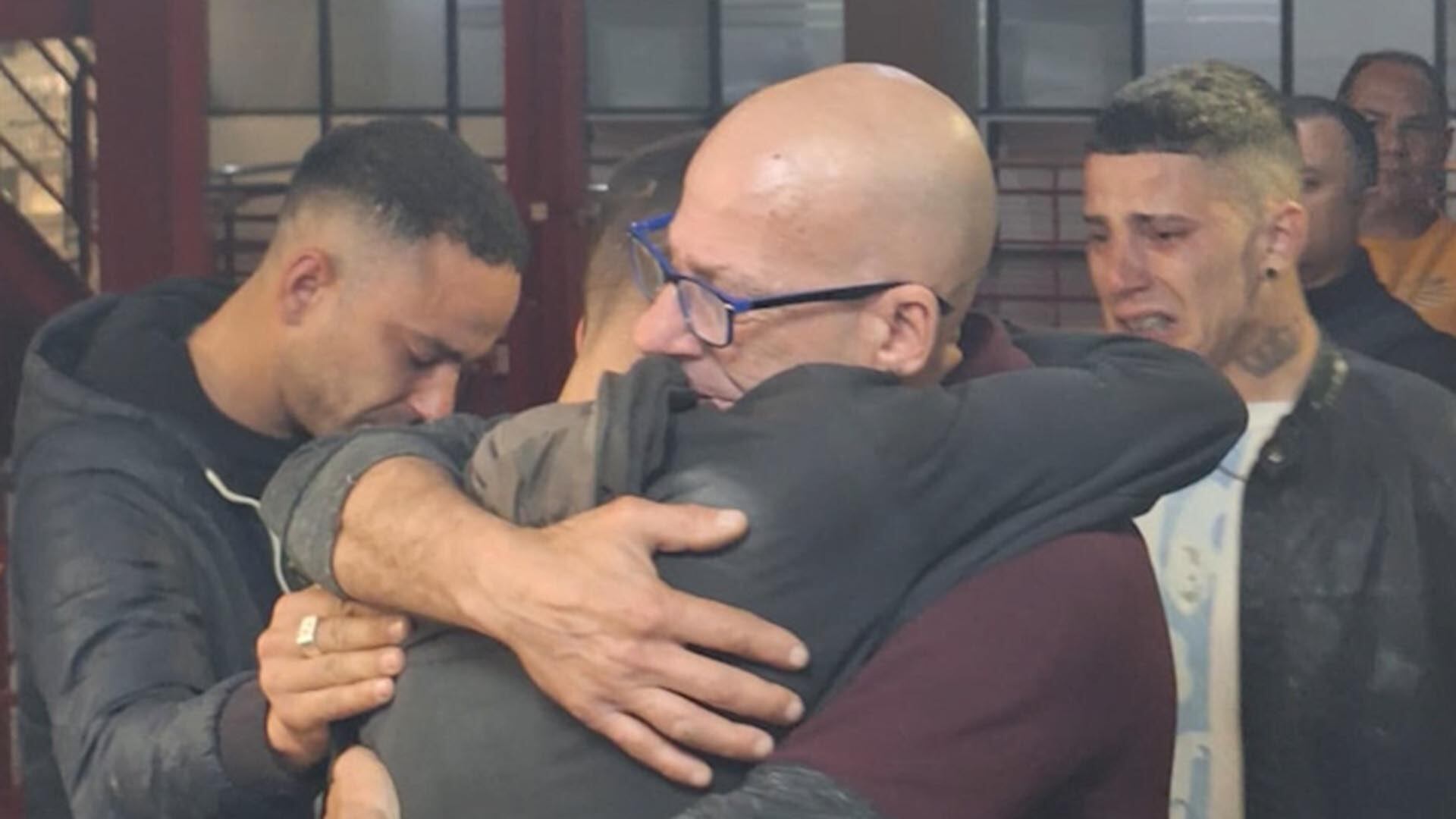 Bryan y su padre se fundieron en un profundo abrazo en la Jefatura de Policía de Córdoba.