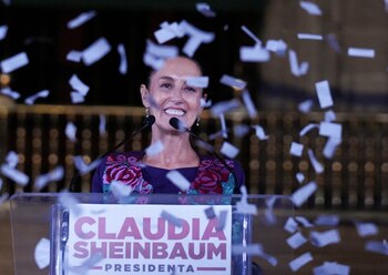 Claudia Sheinbaum, celebrando en el Zócalo capitalino tras los primeros resultados del PREP que le dan la victoria. 3 de junio, 2024. (REUTERS/Alexandre Meneghini)