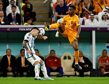 Lisandro Martínez disputa con su