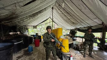 Autoridades colombianas destruyen laboratorio que