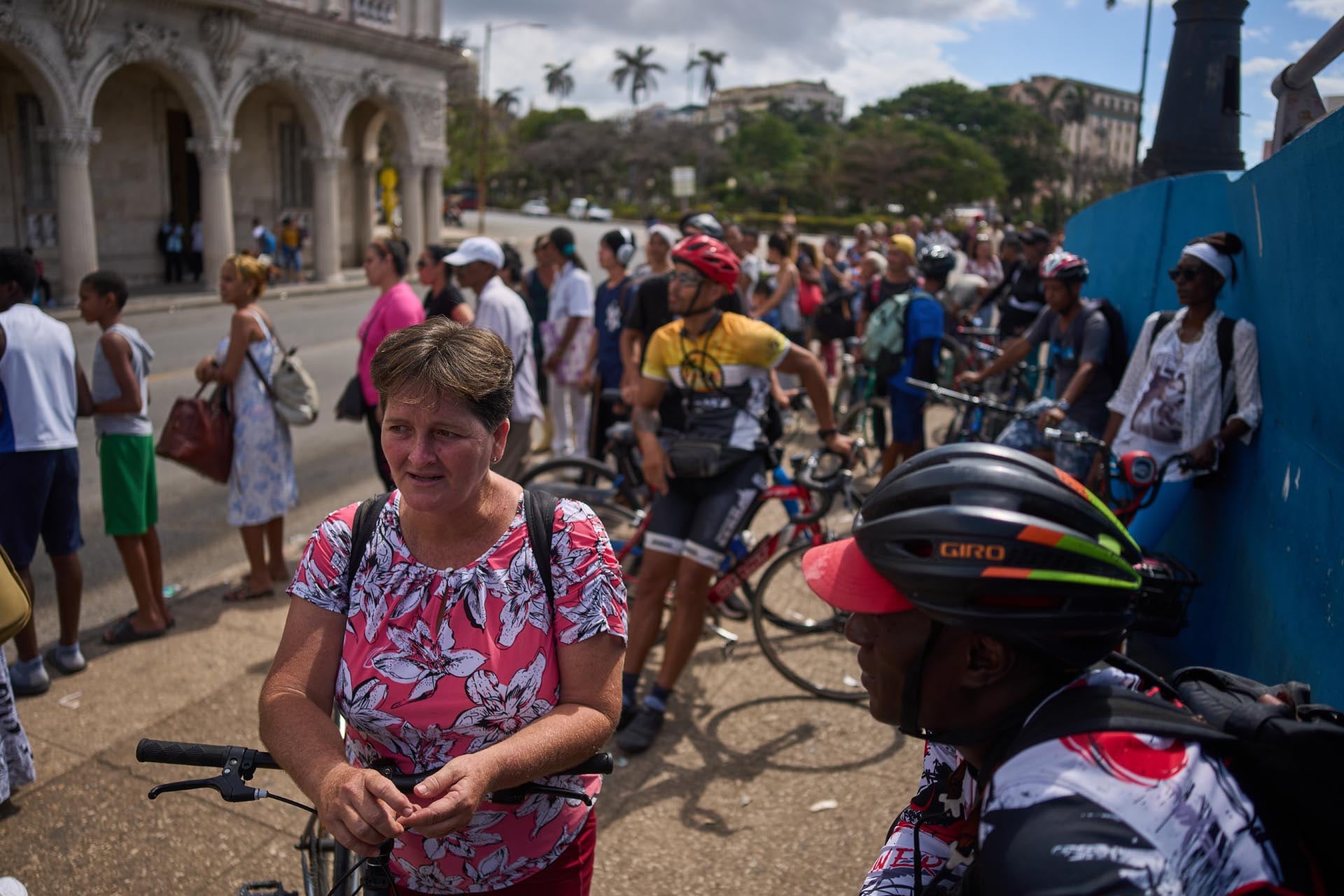 Residentes de La Habana utilizan bicicletas como principal medio de transporte debido a la escasez de combustible en Cuba, congregándose en una calle concurrida.