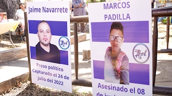 Pancartas de víctimas y presos políticos en Nicaragua durante un homenaje, por las víctimas de 2018 en Nicaragua, este domingo, en San José (Costa Rica). Organizaciones humanitarias de Nicaragua en el exilio recordaron en una misa las más de 300 víctimas de las protestas de 2018 contra el Gobierno nicaragüense que preside Daniel Ortega junto con su esposa y vicepresidenta, Rosario Murillo, y que este fin de semana cumplen ocho años. EFE/ Donaldo Hernández