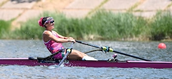 La mexicana registró un tiempo de 7:27.73 minutos en la final de la prueba LW1x, demostrando un dominio absoluto ante rivales de Irlanda y Países Bajos. (X/ @COM_Mexico)