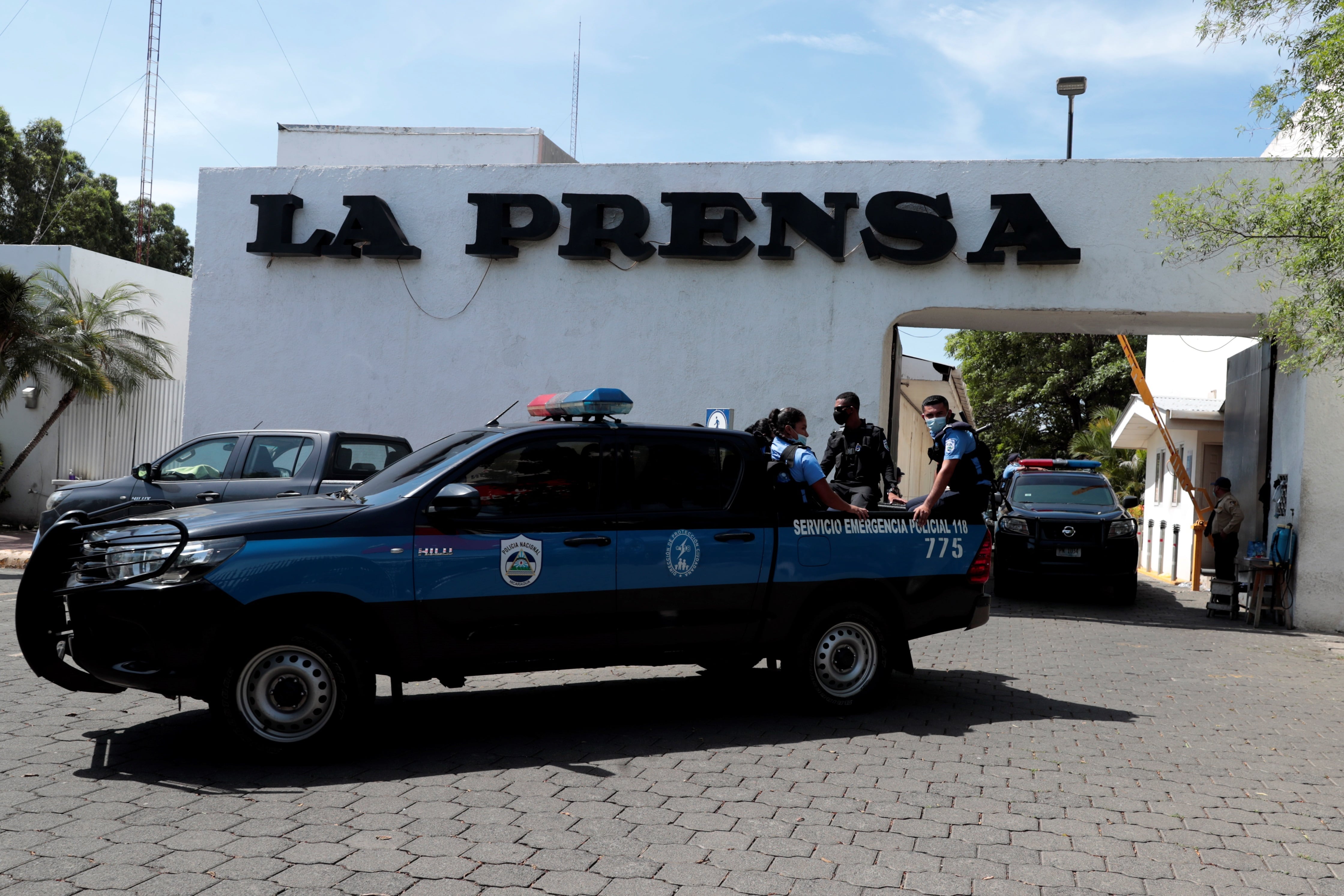 Fotografía de archivo de miembros de la policía mientras permanecen en la entrada de una propiedad de la Editorial La Prensa durante un operativo de allanamiento en Managua (Nicaragua). EFE/ Jorge Torres