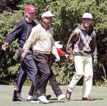 Menem jugando al golf con