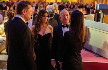 El fundador de Amazon, Jeff Bezos, Lauren Sánchez y Elon Musk asisten a una cena ofrecida por el presidente de Estados Unidos, Donald Trump, en el Museo Nacional de la Construcción en Washington, D.C., EE. UU., 19 de enero de 2025 (REUTERS/Carlos Barria)