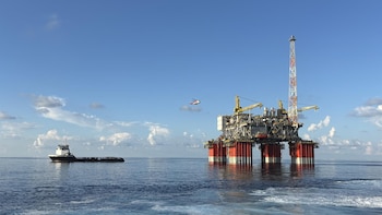 El precio del petróleo sube a 96,6 dólares ante la fragilidad de la tregua, con las Bolsas apuntando a caídas