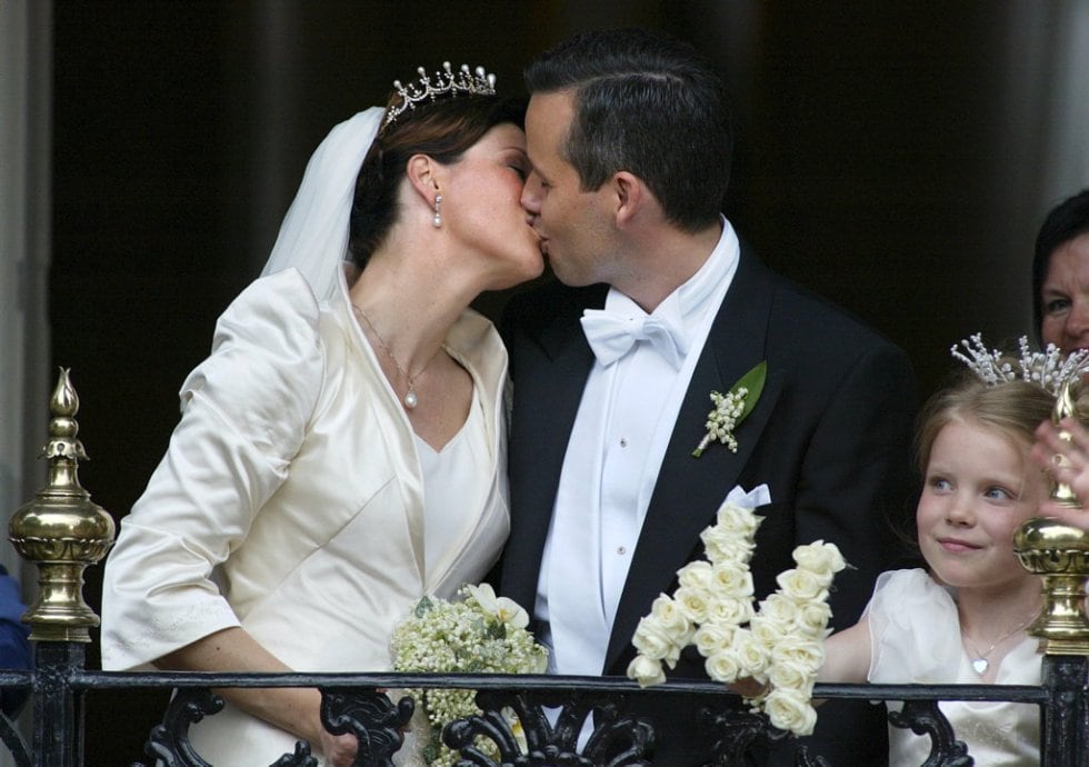 Mayo de 2002. La princesa Marta Luisa de Noruega y su marido, Ari Behn, se besan en el balcón de la residencia real de Stiftsgarden en Trondheim, tras concretarse su matrimonio (Reuters)