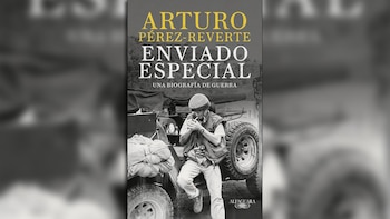 Cubierta del libro 'Enviado especial' de Arturo Pérez-Reverte. Muestra una foto en blanco y negro de un hombre encendiendo un cigarrillo, apoyado en un jeep militar