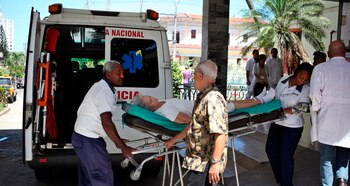 Personal paramédico traslada a una