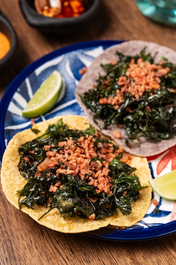El “Sello M” fue creado por la AMG con el propósito de certificar restaurantes mexicanos en el exterior que honren las recetas, técnicas e ingredientes de una gastronomía