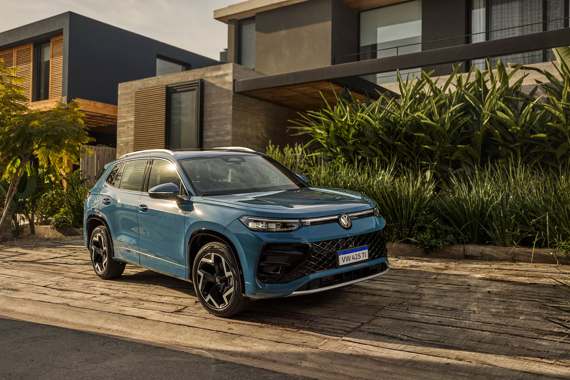 El Nuevo Volkswagen Tiguan 2026, uno de los modelos que redujo su precio en marzo tras la eliminación del impuesto interno y el reacomodamiento del mercado automotor en Argentina, se muestra elegante en un entorno moderno. (Volkswagen Argentina)