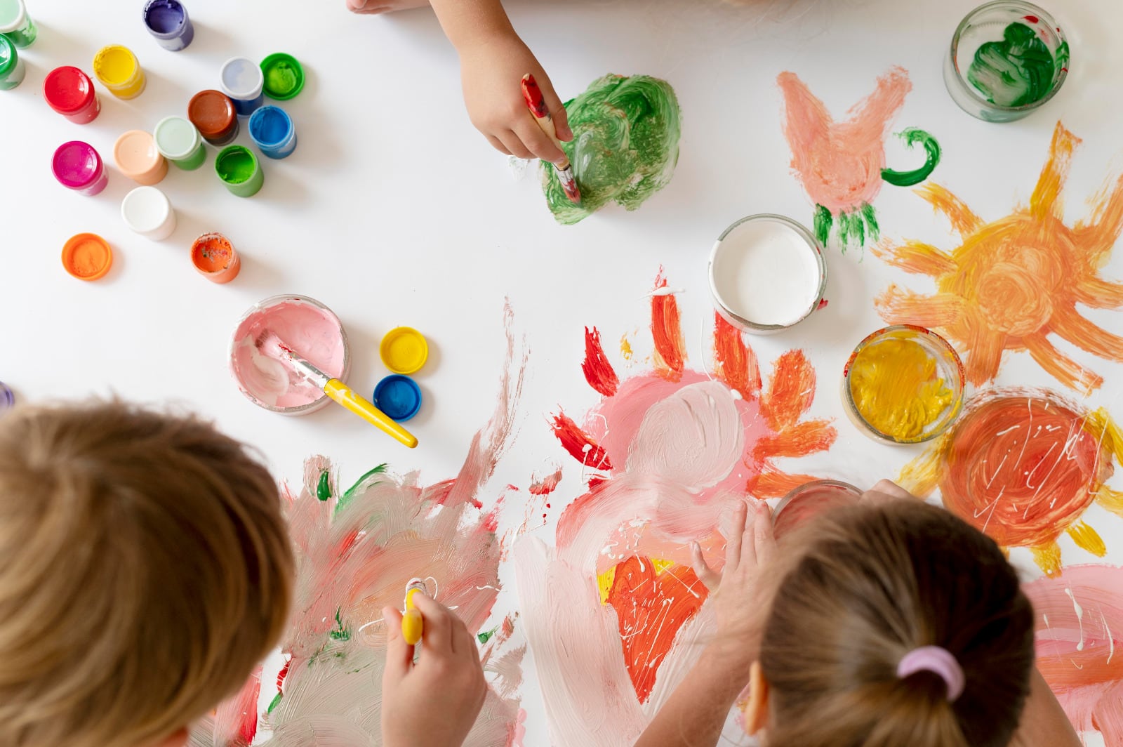 La etapa del garabato infantil establece un vínculo motriz y sensorial entre los dos y los cuatro años de edad.