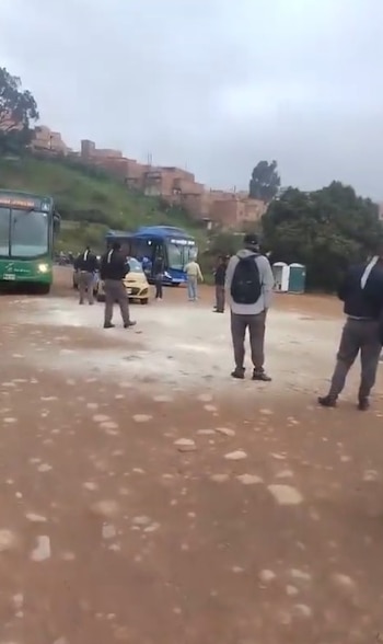 La Policía Metropolitana de Bogotá inicia investigaciones junto a TransMilenio para identificar a los responsables del enfrentamiento - crédito Captura video