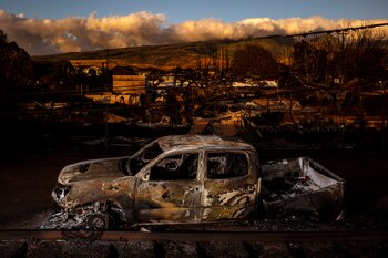 Los restos de un vehículo en un barrio quemado tras el paso del fuego por Lahaina (Bryan Anselm/The New York Times)
