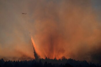 Un helicóptero está retroiluminado por