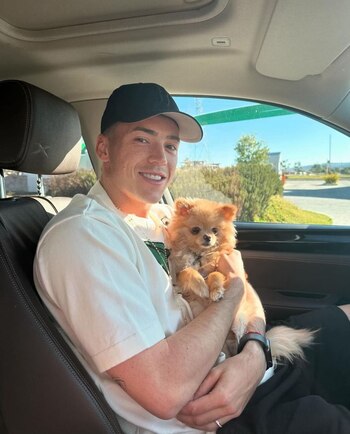 Durante sus últimos meses en México se le ha visto muy contento con su pequeño perrito.