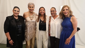 Laura Flores y Alejandra Ávalos ponen ambiente en celebración para madres trabajadoras de Venustiano Carranza