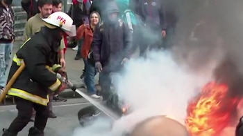 Tensión en el Puente Pueyrredón: una protesta por planes sociales terminó en disturbios con la Policía
