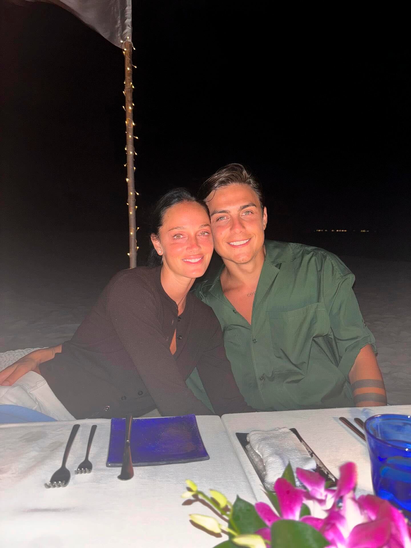 Como broche de oro, Oriana y Dybala tuvieron una romántica cena bajo el cielo nocturno (Instagram)