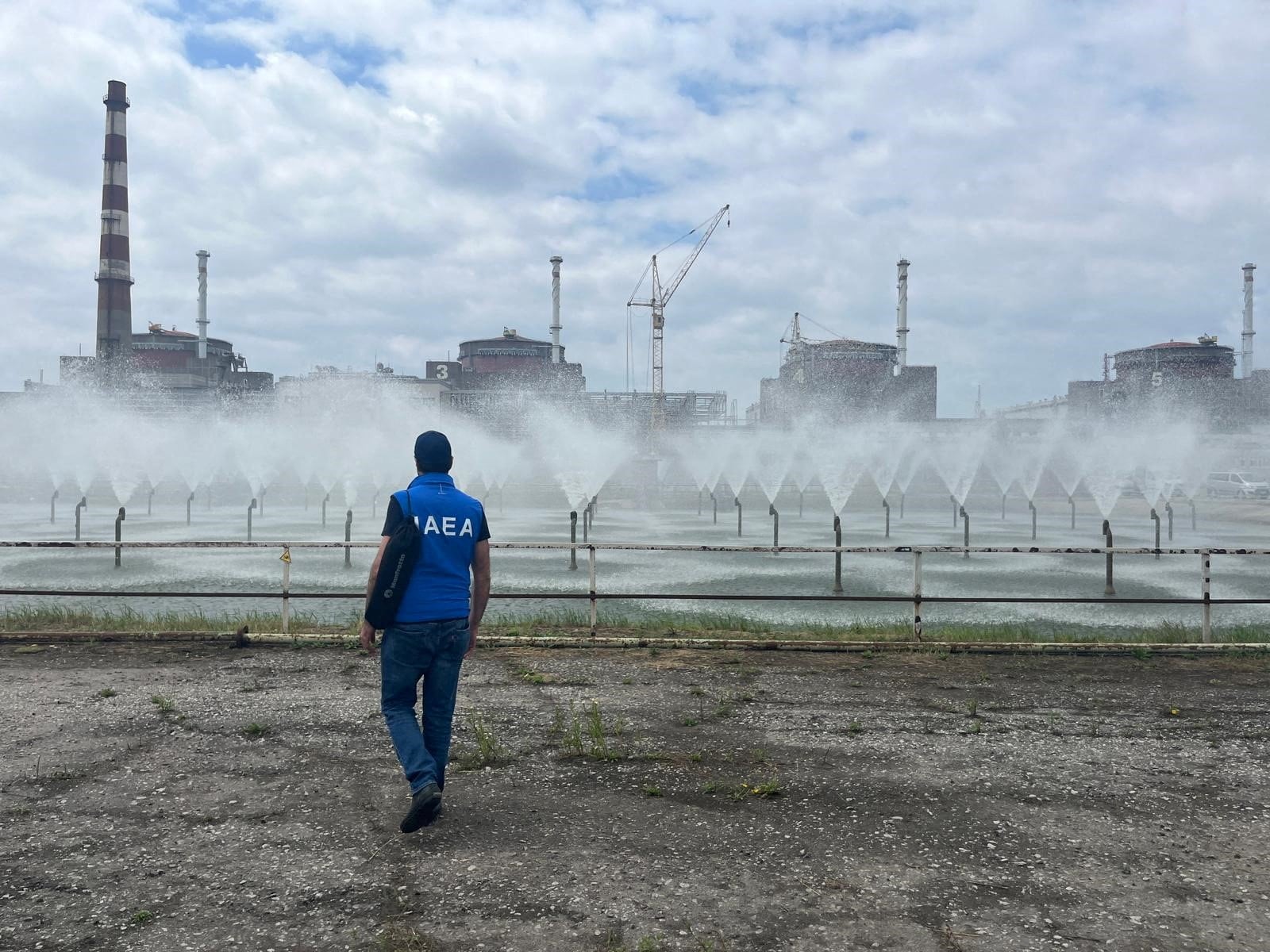 Vista de la central nuclear de Zaporizhzhia durante la visita de una misión de expertos del Organismo Internacional de Energía Atómica (OIEA), el 15 de junio de 2023. Rusia tomó la planta en marzo de 2022, y el OIEA mantiene un equipo en el lugar desde septiembre de ese año. (OIEA/Handout vía Reuters)