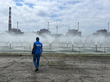 La central nuclear de Zaporizhzhia durante la visita de la misión de expertos del OIEA en junio de 2023 (REUTERS)