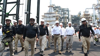 Pemex supervisa Refinería Olmeca en Dos Bocas en medio de protestas por reubicación de escuelas