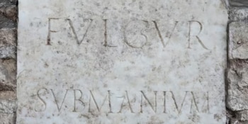 La placa de mármol hallada en la Villa Adriana contiene la inscripción latina que alude a un rayo atribuido al dios Summano (Ministerio de Cultura de Italia)
