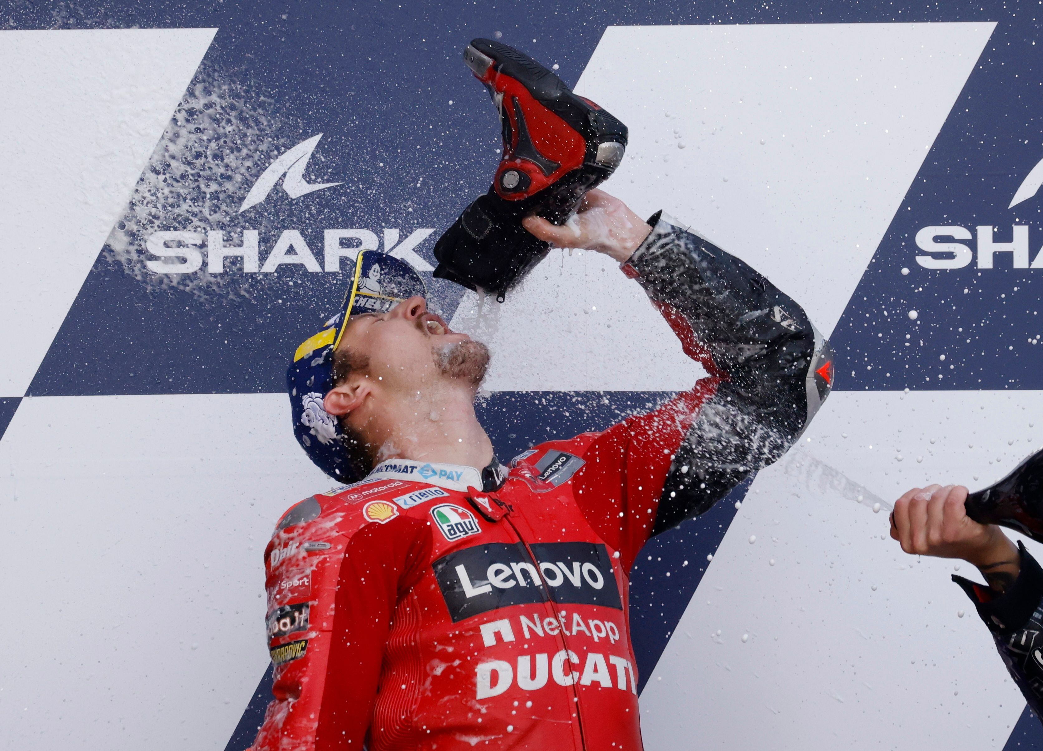 Celebridades y deportistas populares refuerzan el valor del shoey como gesto de autenticidad y espíritu de comunidad internacional(REUTERS/Stephane Mahe)