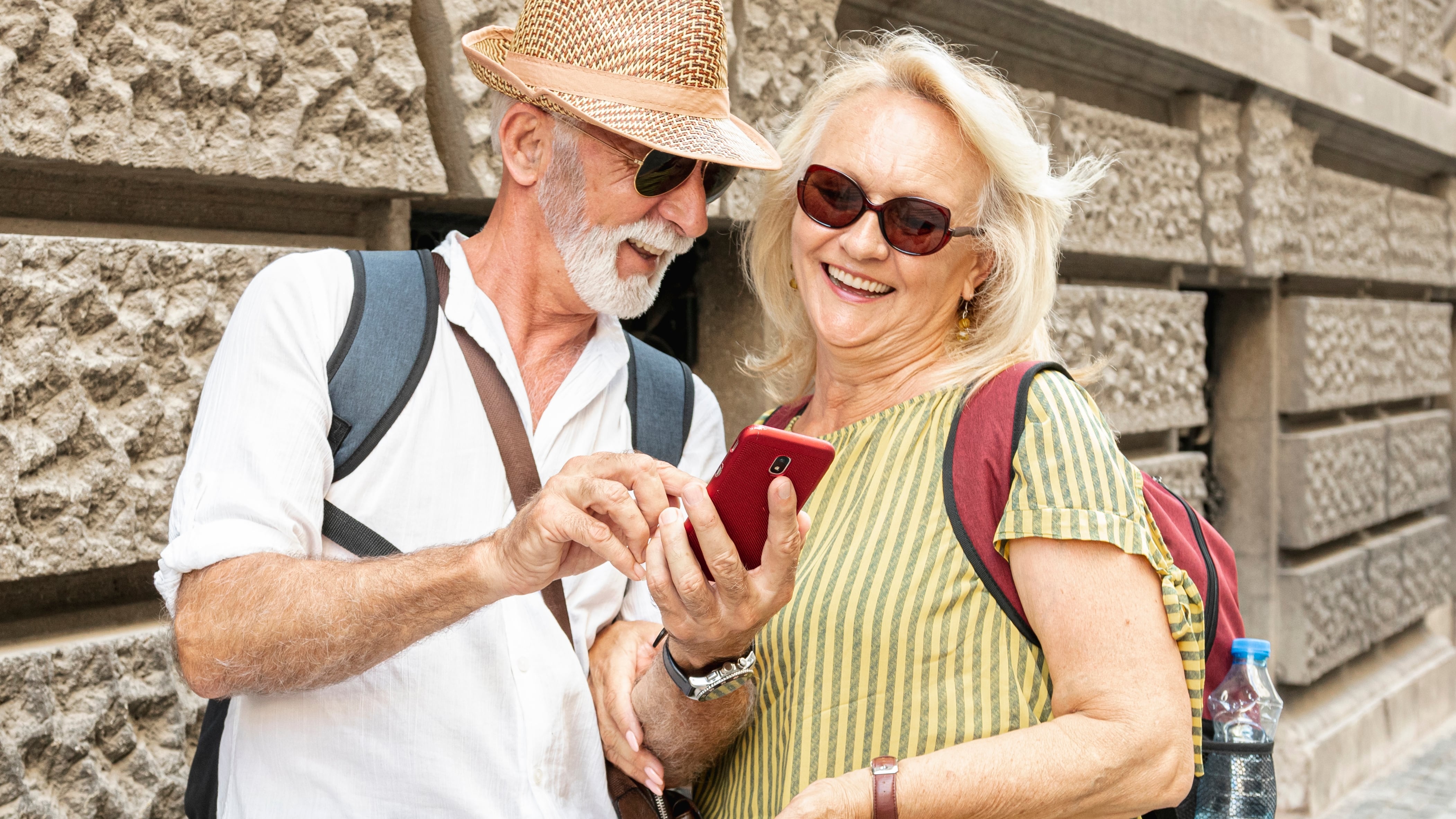Dos jubilados disfrutan de un viaje del Imserso. (Freepik)