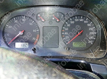 Tablero de instrumentos de un automóvil con velocímetro, tacómetro, medidores de temperatura y combustible, y una pantalla digital