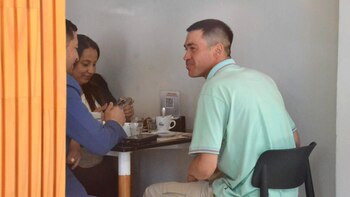 Gustavo Melgarejo en un café