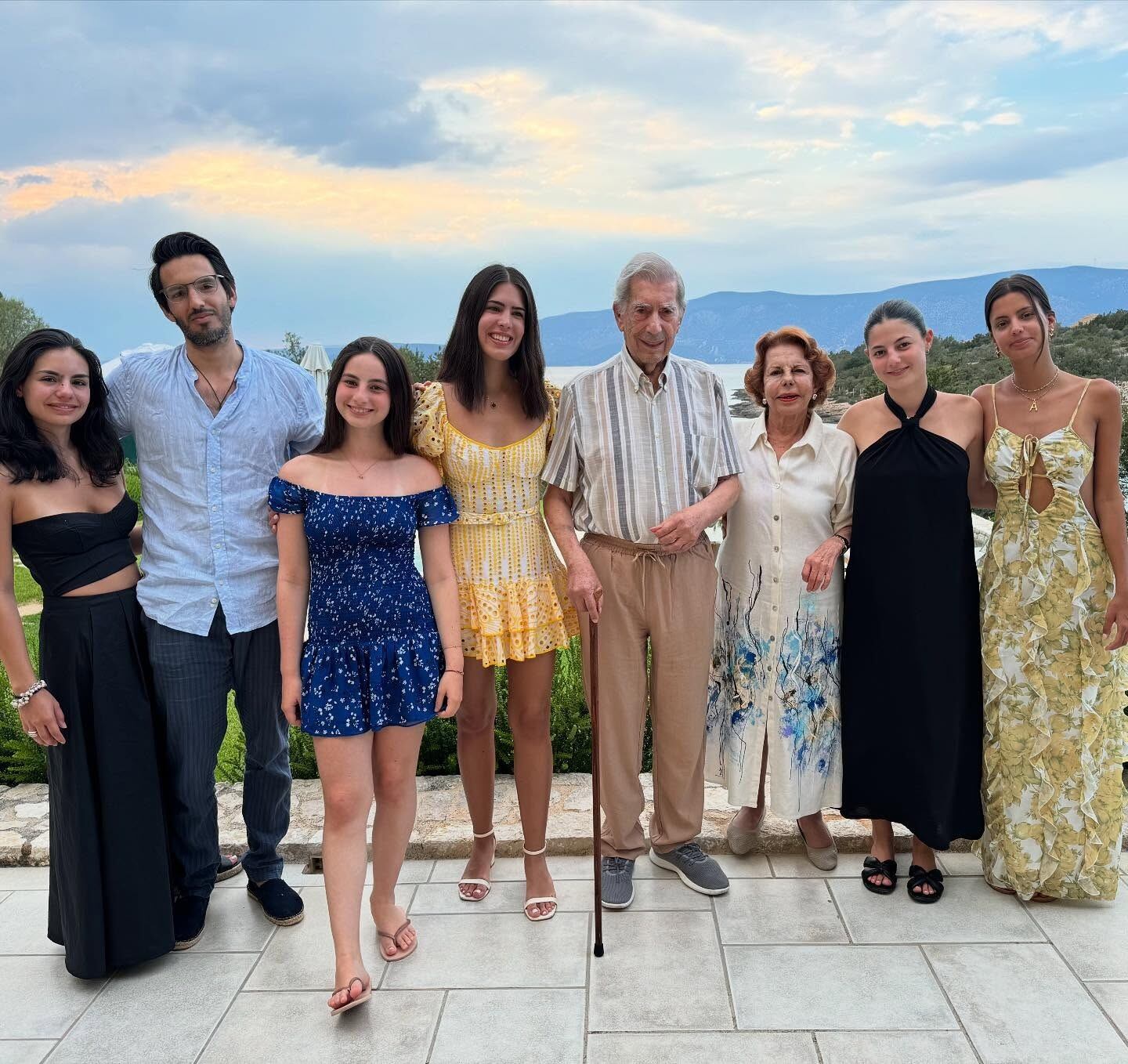 Mario Vargas Llosa junto a su familia. (instagram.com/josefinavargasllosa)