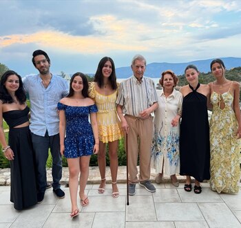 Mario Vargas Llosa junto a