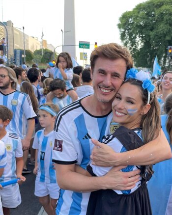 Pampita y García Moritán, ataviados