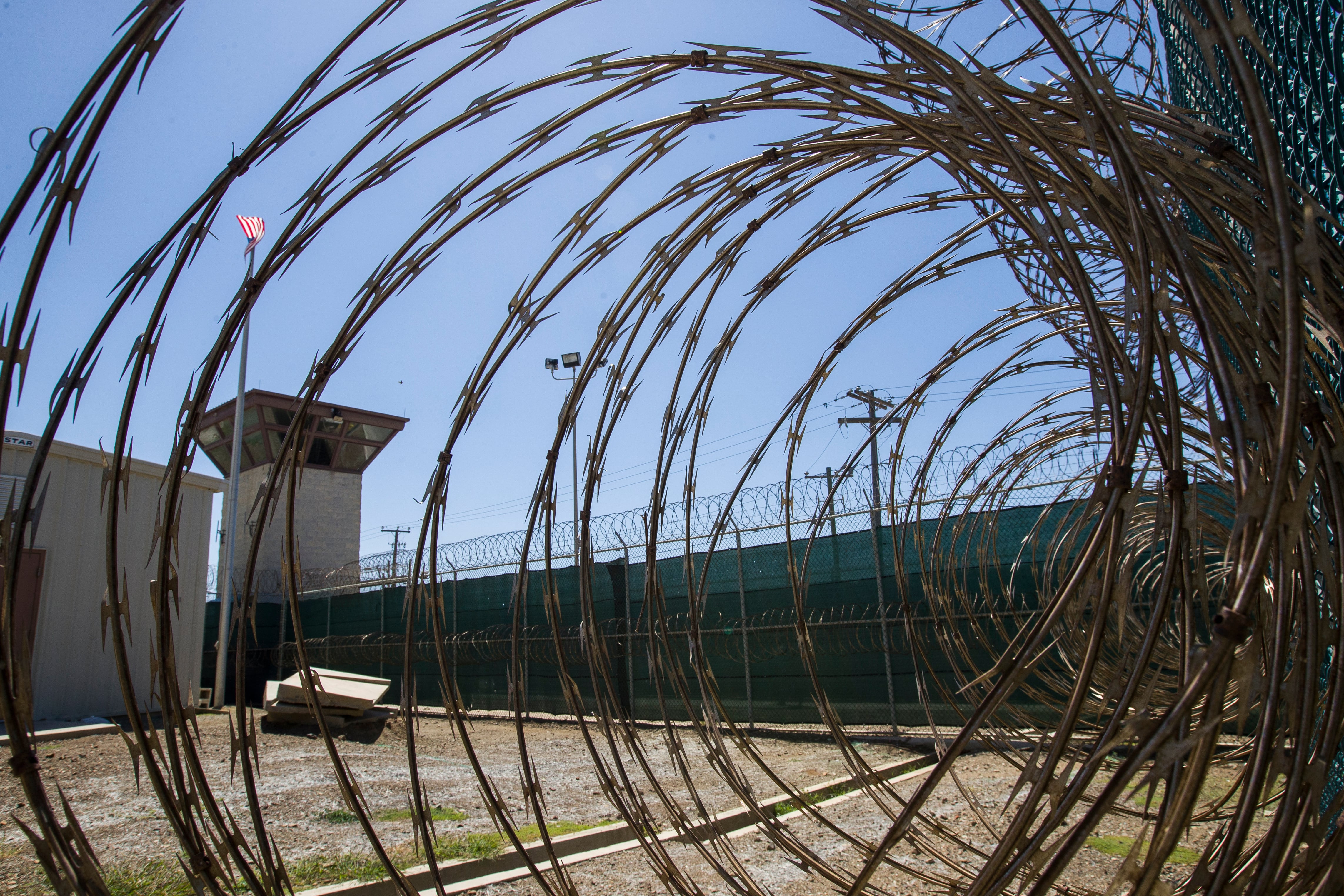 La torre de control en la prisión Camp VI de la base naval de Guantánamo, Cuba (AP Foto/Alex Brandon, Archivo)