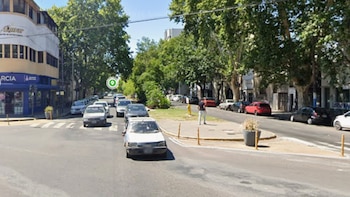 Golpearon y dejaron inconsciente a un médico de 75 años mientras esperaba el colectivo en La Plata para robarle