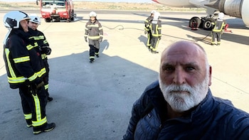 El vuelo del chef José Andrés aterriza de emergencia en Madrid después de chocar con un grupo de pájaros: “El sonido de los motores no era el habitual”