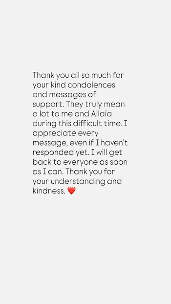 Texto en inglés con un mensaje de agradecimiento y un corazón rojo, sobre un fondo liso de color gris claro