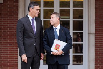 El presidente del Gobierno, Pedro Sánchez, durante su reunión con el presidente de Castilla-La Mancha, Emiliano García-Page, en el Complejo de La Moncloa, a 4 de octubre de 2024, en Madrid. (Carlos Luján/Europa Press)
