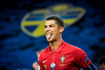 A sus 35 años, aún no hay límites aparentes para Cristiano Ronaldo, que devoró otra marca con Portugal, por encima ya de los cien goles en su impresionante carrera también con la selección; decisivo con un 'doblete' para agrandar el pleno luso en la Liga de Naciones en su visita a Suecia (0-2). EFE/EPA/Janerik Henriksson/TT SWEDEN OUT