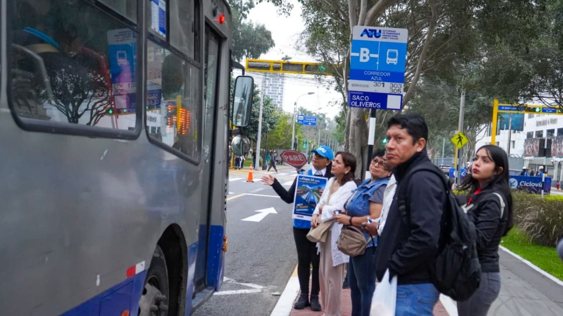 Durante la prueba, los buses del corredor Azul circulan en ambos sentidos por una calzada, mientras la vía paralela permite el tránsito particular hacia Miraflores - Créditos: ATU.