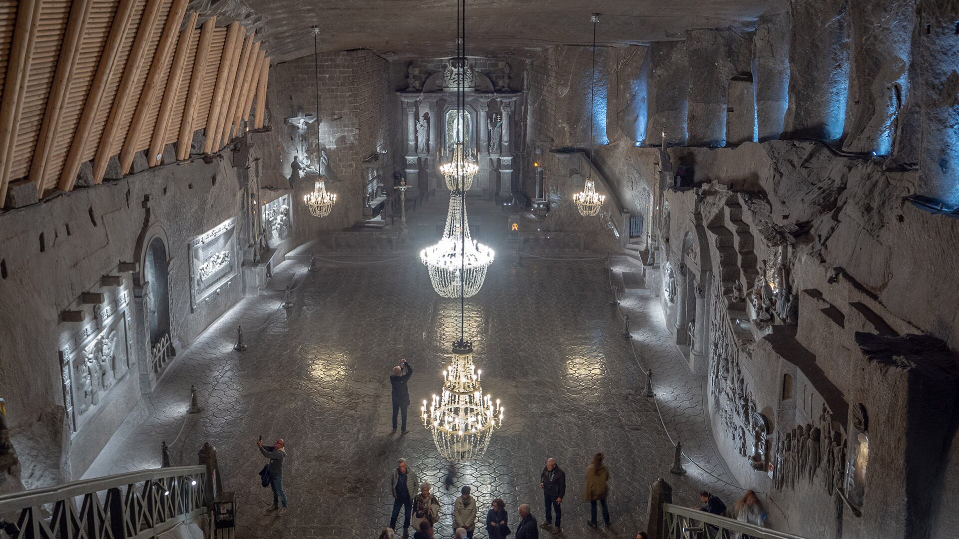 La sala de conciertos, tallada completamente en sal bajo tierra, destaca como uno de los espacios más originales y sorprendentes de Europa del Este Wikipedia