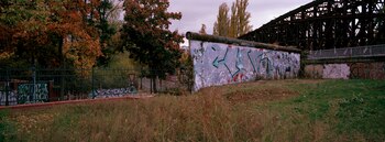 Restos del antiguo Muro de Berlín cubiertos de graffiti en un cementerio en el centro de la capital alemana