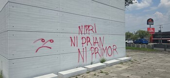 Detienen a periodistas en Edomex por pintas al Monumento a Carlos Hank González; organización acusa detención arbitraria