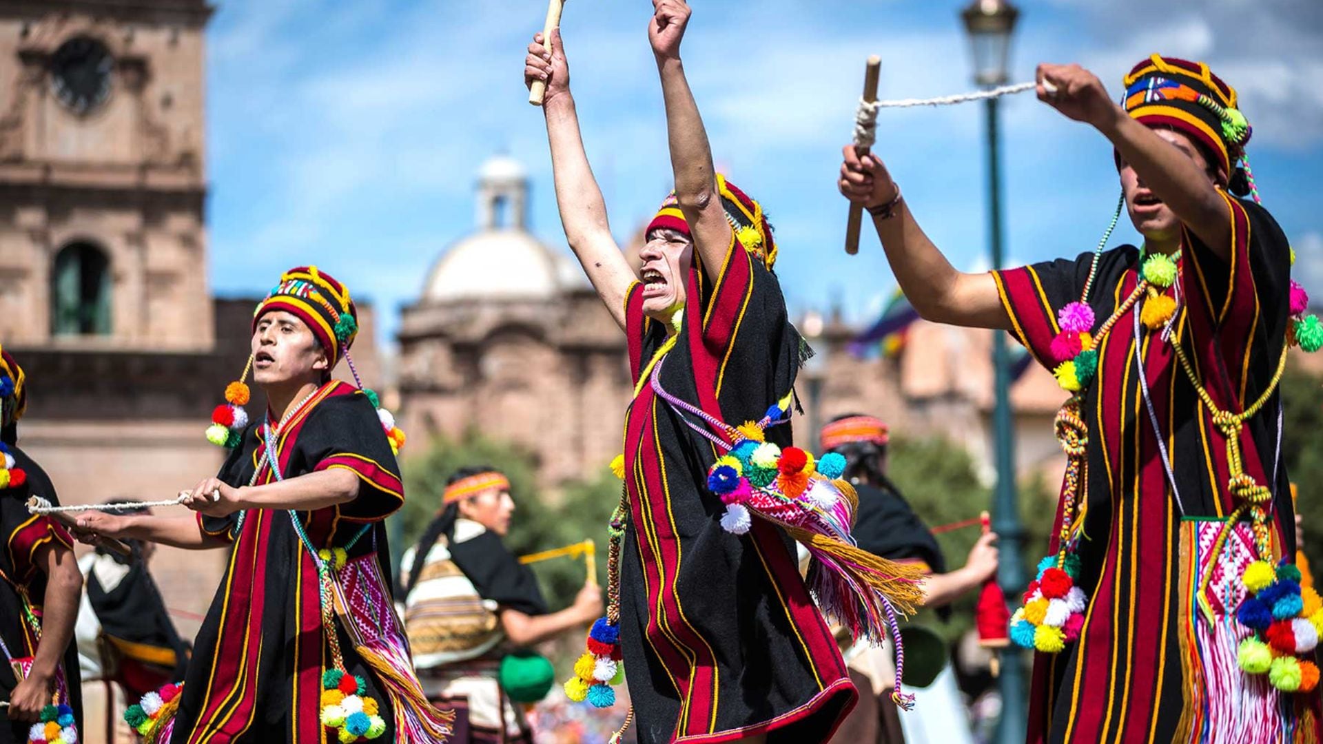La versión moderna del Inti Raymi se celebra desde 1944. Se basa en crónicas y en la tradición oral para recrear una ceremonia que revive el espíritu del Cusco prehispánico. (Andina)